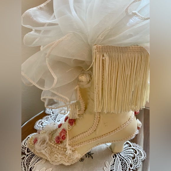 DARLING VICTORIAN BOOT DECOR PIECE. RIBBONS, LACE, PINK ROSES & FRINGE. SWEET💞 - Picture 6 of 10